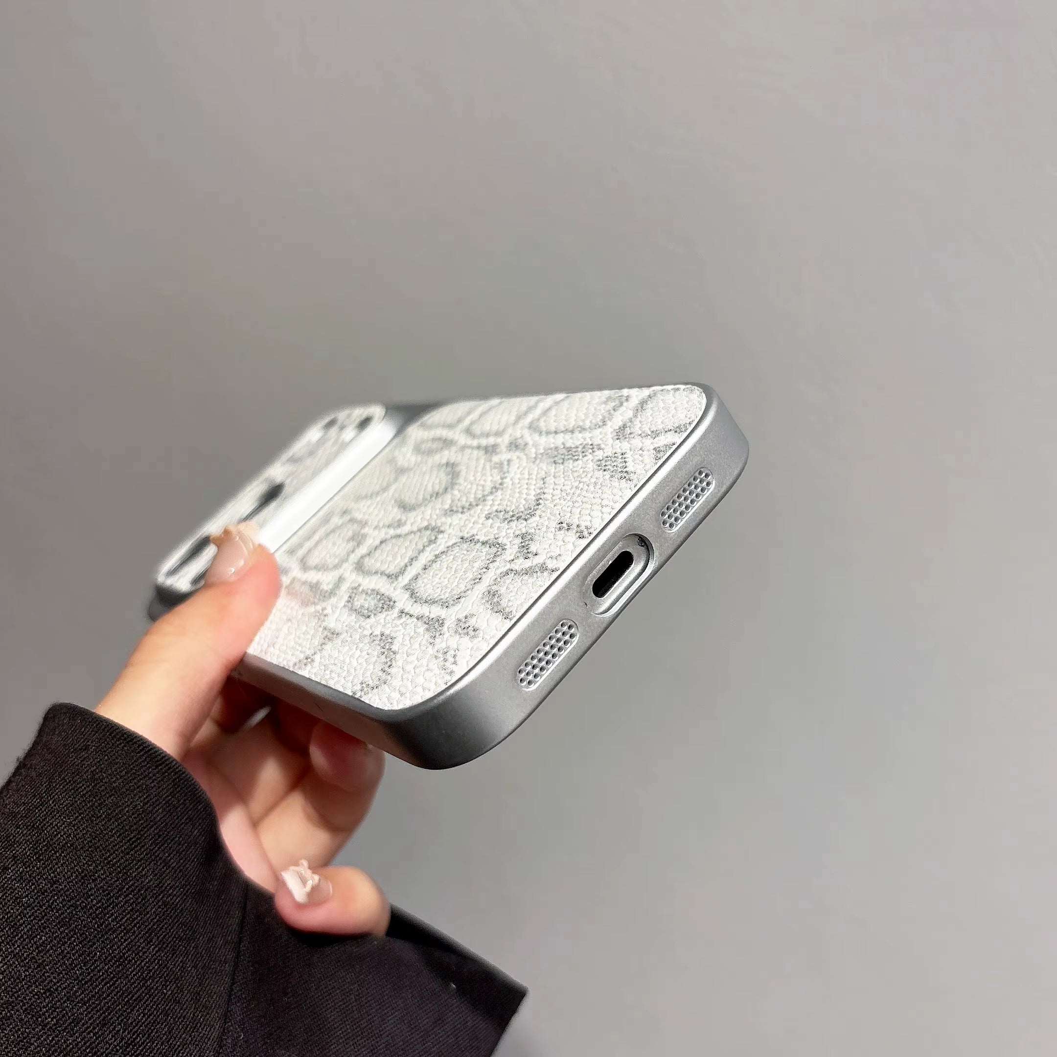 Apple iPhone 17 Pro Max Luxury Shockproof Case with Solid Color Snake Pattern